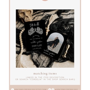 Op de afbeelding: Zwart-witte save-the-date-kaarten met een skelet-handontwerp en de tekst "till death do us part". De kaarten zijn op een zwarte achtergrond met een gouden schedel en een gouden kwast.