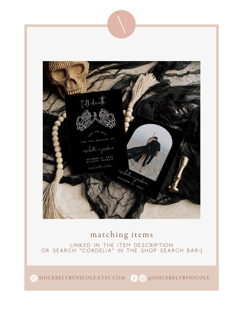 Op de afbeelding: Zwart-witte save-the-date-kaarten met een skelet-handontwerp en de tekst "till death do us part". De kaarten zijn op een zwarte achtergrond met een gouden schedel en een gouden kwast.