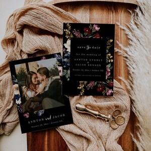 Pu&ograve; includere: Due biglietti neri di partecipazione con bordi floreali e testo bianco. Il biglietto superiore dice "save the date" per il matrimonio di Ashton Everly & Jacob Benson, 13 ottobre 20xx, Atlanta, GA. Il biglietto inferiore dice Ashton e Jacob, 13 ottobre 20xx, Atlanta, GA. I biglietti sono su una superficie di legno con un tessuto beige e sigilli di cera dorati.
