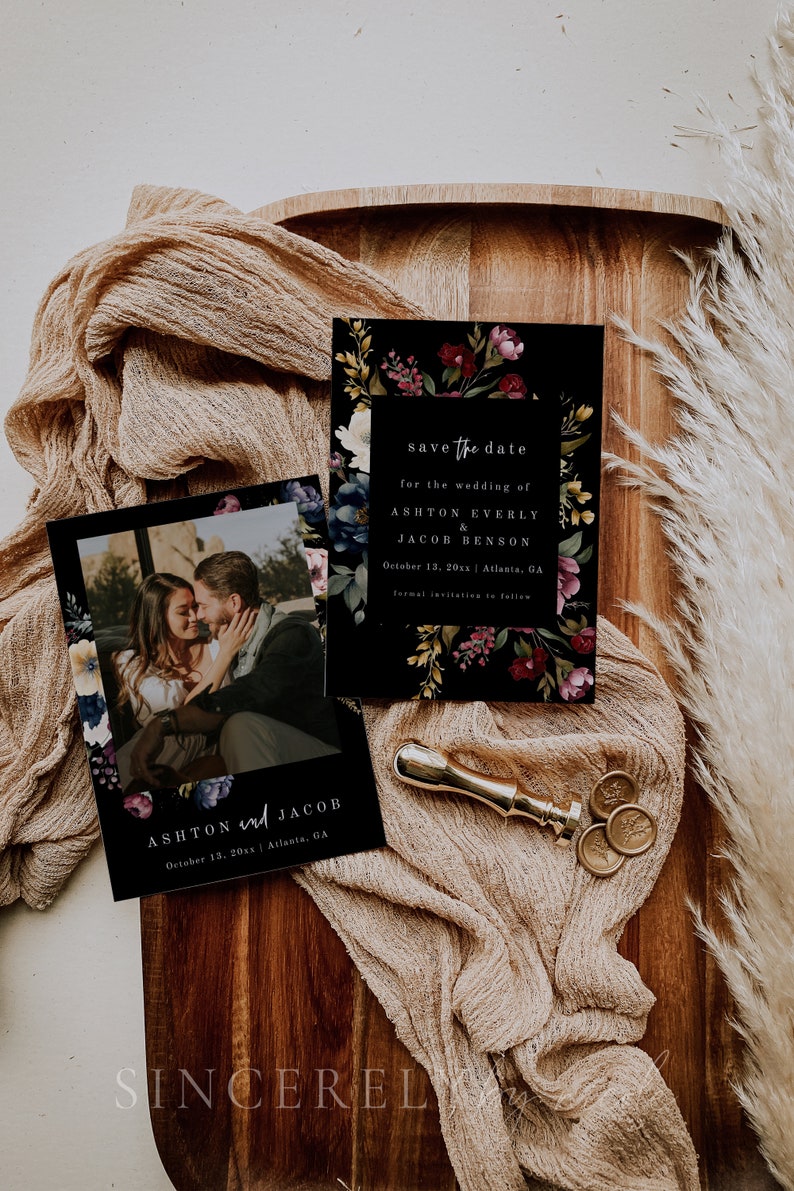 Pu&ograve; includere: Due biglietti neri di partecipazione con bordi floreali e testo bianco. Il biglietto superiore dice "save the date" per il matrimonio di Ashton Everly & Jacob Benson, 13 ottobre 20xx, Atlanta, GA. Il biglietto inferiore dice Ashton e Jacob, 13 ottobre 20xx, Atlanta, GA. I biglietti sono su una superficie di legno con un tessuto beige e sigilli di cera dorati.
