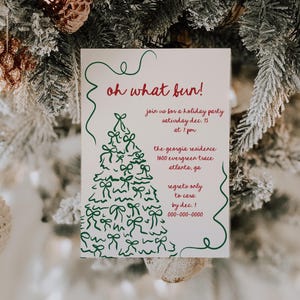 Op de afbeelding: Een uitnodiging voor een kerstfeest met de tekst "oh what fun!" in het rood en een groene kerstboomillustratie. De uitnodiging bevat feestdetails en de zin "Sincerely by Nicole" onderaan.