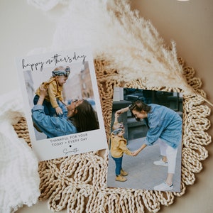 K&ouml;nnte beinhalten: Zwei Karten mit Fotos einer Mutter und eines Kindes. Die obere Karte tr&auml;gt den Text "happy mother's day" und "thankful for your today + every day" mit dem Namen "Samantha" unten. Die untere Karte zeigt ein Foto einer Mutter und eines Kindes, die sich an den H&auml;nden halten.