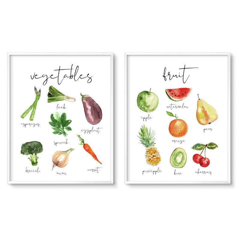 Op de afbeelding: Twee aquarel illustraties van fruit en groenten. De linker illustratie toont asperges, prei, spinazie, broccoli, ui, aubergine en wortel. De rechter illustratie toont appel, watermeloen, peer, sinaasappel, ananas, kiwi en kersen. De tekst "groenten" staat bovenaan de linker illustratie en de tekst "fruit" staat bovenaan de rechter illustratie.
