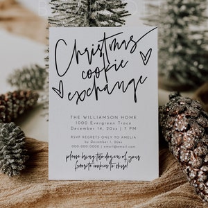Pode incluir: Um cart&atilde;o branco com caligrafia preta que diz "Christmas Cookie Exchange" com um pequeno s&iacute;mbolo de cora&ccedil;&atilde;o. O cart&atilde;o tamb&eacute;m inclui os detalhes do evento: The Williamson Home, 1000 Evergreen Trace, 14 de dezembro de 20xx, 19h. RSVP regrets only to Amelia by December 1, 20xx, 000-000-0000, email@email.com. O cart&atilde;o tamb&eacute;m inclui o texto "Por favor, traga duas d&uacute;zias de seus biscoitos favoritos para compartilhar!"