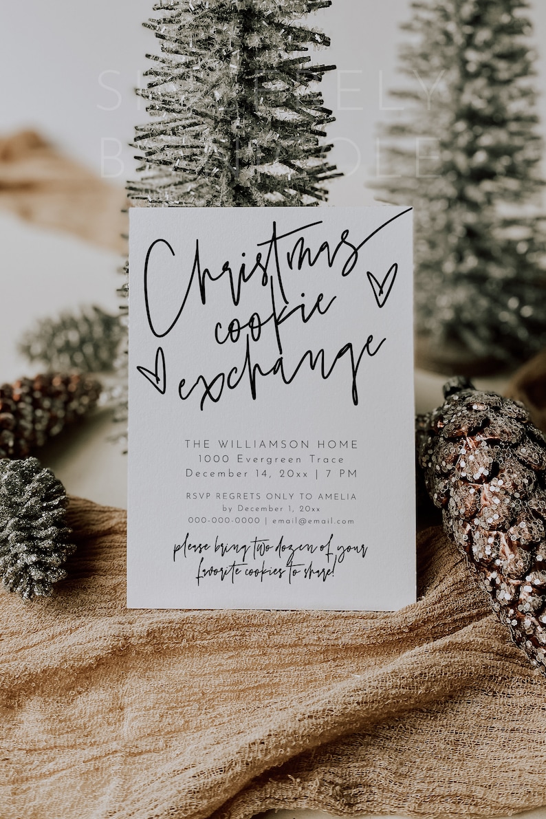 Pode incluir: Um cart&atilde;o branco com caligrafia preta que diz "Christmas Cookie Exchange" com um pequeno s&iacute;mbolo de cora&ccedil;&atilde;o. O cart&atilde;o tamb&eacute;m inclui os detalhes do evento: The Williamson Home, 1000 Evergreen Trace, 14 de dezembro de 20xx, 19h. RSVP regrets only to Amelia by December 1, 20xx, 000-000-0000, email@email.com. O cart&atilde;o tamb&eacute;m inclui o texto "Por favor, traga duas d&uacute;zias de seus biscoitos favoritos para compartilhar!"