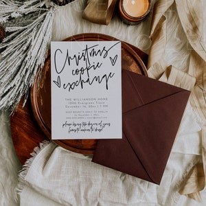Pode incluir: Um cart&atilde;o branco com caligrafia preta que diz "Christmas Cookie Exchange" com um s&iacute;mbolo de cora&ccedil;&atilde;o. O cart&atilde;o tamb&eacute;m inclui os detalhes do evento: The Williamson Home, 1000 Evergreen Trace, 14 de dezembro de 20xx, 19h00. RSVP apenas para Amelia at&eacute; 1 de dezembro de 20xx, 000.000.0000, mail@email.com. O cart&atilde;o tamb&eacute;m inclui o texto "Por favor, traga duas d&uacute;zias de seus biscoitos favoritos para compartilhar!"
