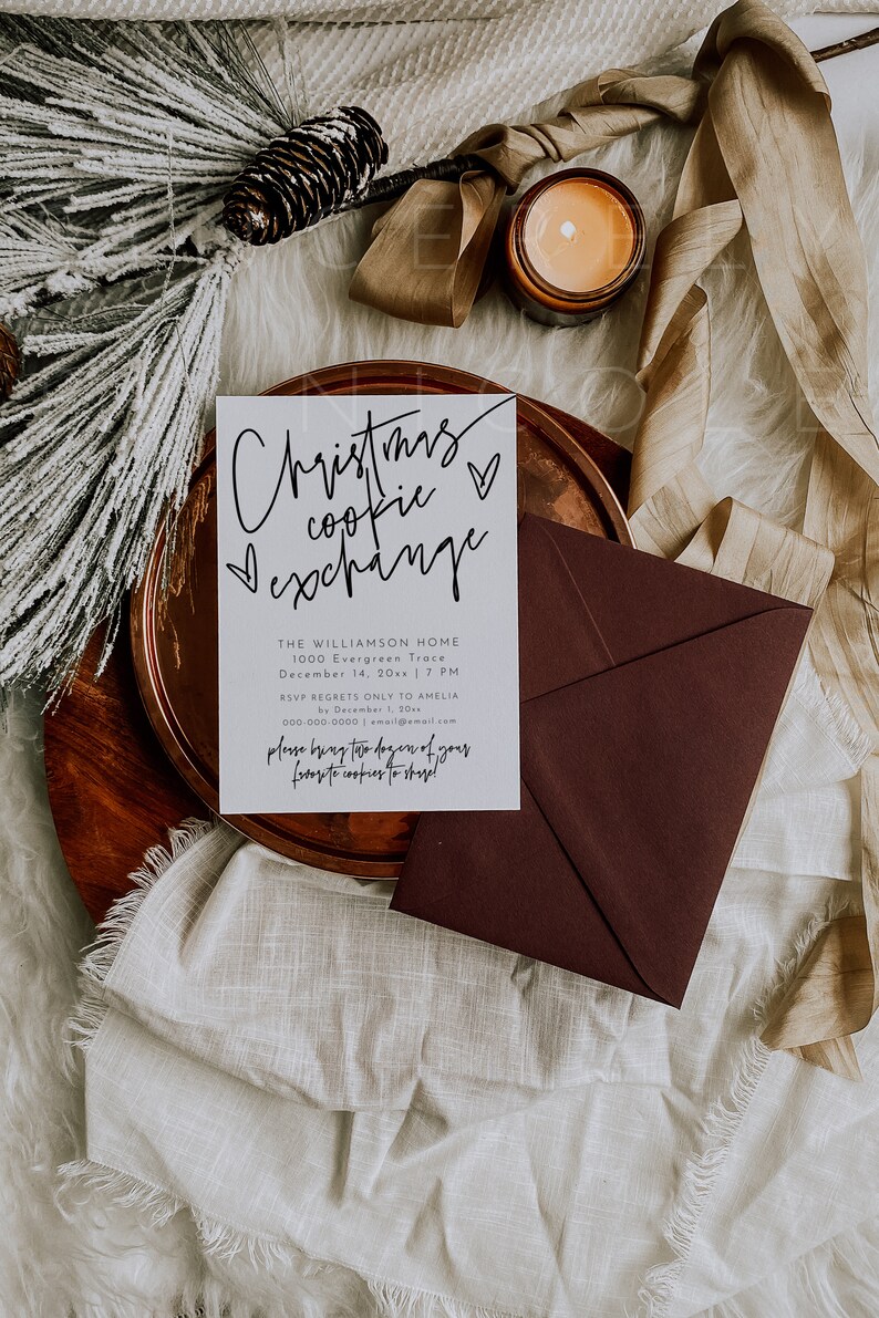 Pode incluir: Um cart&atilde;o branco com caligrafia preta que diz "Christmas Cookie Exchange" com um s&iacute;mbolo de cora&ccedil;&atilde;o. O cart&atilde;o tamb&eacute;m inclui os detalhes do evento: The Williamson Home, 1000 Evergreen Trace, 14 de dezembro de 20xx, 19h00. RSVP apenas para Amelia at&eacute; 1 de dezembro de 20xx, 000.000.0000, mail@email.com. O cart&atilde;o tamb&eacute;m inclui o texto "Por favor, traga duas d&uacute;zias de seus biscoitos favoritos para compartilhar!"