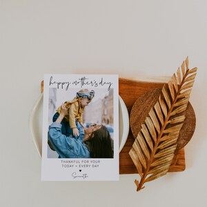 K&ouml;nnte beinhalten: Eine wei&szlig;e Karte mit einem Foto einer Mutter und eines Kindes. Die Karte sagt "happy mother's day" und "thankful for your today + every day". Die Karte ist signiert mit "Samantha".