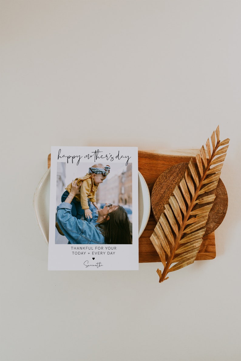 K&ouml;nnte beinhalten: Eine wei&szlig;e Karte mit einem Foto einer Mutter und eines Kindes. Die Karte sagt "happy mother's day" und "thankful for your today + every day". Die Karte ist signiert mit "Samantha".