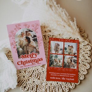 Peut inclure: Deux cartes de No&euml;l avec des bordures florales rouges et roses. Le recto de la premi&egrave;re carte pr&eacute;sente une photo d'une famille avec un chien et le texte "Merry Christmas" avec le nom de la famille et l'ann&eacute;e. Le verso de la deuxi&egrave;me carte pr&eacute;sente un collage de photos de famille et le texte "Wishing you a wonderful holiday season & a blessed new year with love, The Taylors".