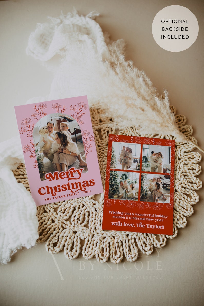 Peut inclure: Deux cartes de No&euml;l avec des bordures florales rouges et roses. Le recto de la premi&egrave;re carte pr&eacute;sente une photo d'une famille avec un chien et le texte "Merry Christmas" avec le nom de la famille et l'ann&eacute;e. Le verso de la deuxi&egrave;me carte pr&eacute;sente un collage de photos de famille et le texte "Wishing you a wonderful holiday season & a blessed new year with love, The Taylors".