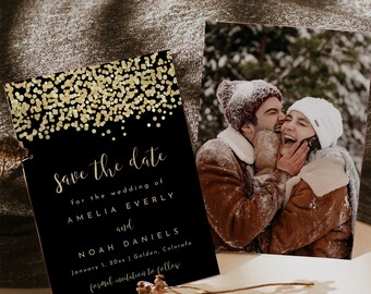 以下が含まれることがあります： 「Save the date」の文字と、Amelia EverlyとNoah Danielsの名前が書かれた、黒と金の結婚式の招待状。招待状の隣には、冬の服装をしたカップルの写真があります。