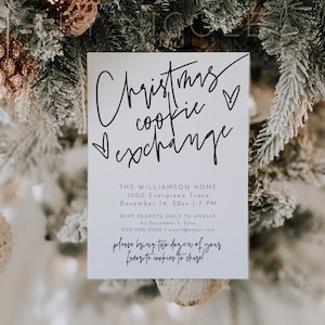 Pode incluir: Um cart&atilde;o branco com caligrafia preta que diz "Christmas Cookie Exchange" com um s&iacute;mbolo de cora&ccedil;&atilde;o. O cart&atilde;o inclui detalhes para uma troca de biscoitos de Natal, incluindo a data, a hora, o local, as informa&ccedil;&otilde;es de RSVP e um pedido para trazer duas d&uacute;zias de biscoitos.