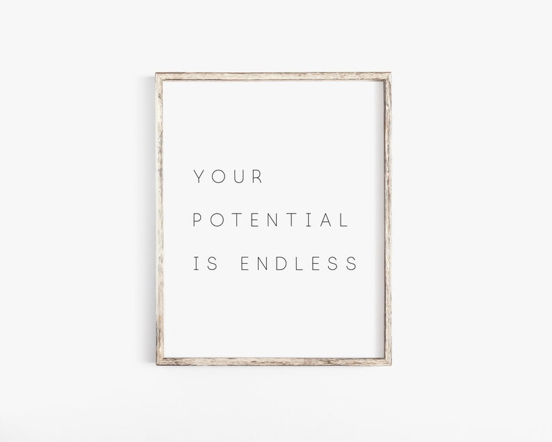 Puede incluir: Una impresi&oacute;n enmarcada con el texto "YOUR POTENTIAL IS ENDLESS" en una fuente simple y minimalista.