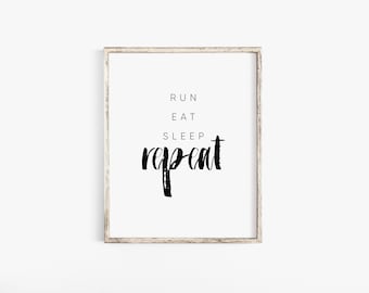 Pode incluir: Arte de parede imprimível em preto e branco com o texto "RUN EAT SLEEP repeat" em um estilo moderno e minimalista.