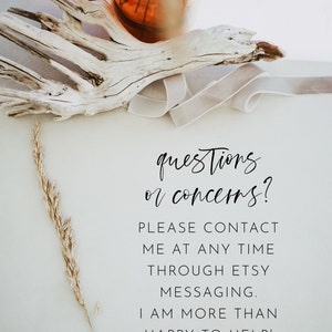 Op de afbeelding: Een witte achtergrond met een handgeschreven bericht dat luidt: "Vragen of zorgen? Neem dan gerust contact met me op via Etsy-berichten. Ik help je graag! Nicole". De achtergrond bevat ook een stuk drijfhout, een gedroogde grasspriet en een lint.