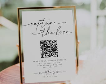 Könnte beinhalten: Ein weißes Schild in einem goldenen Rahmen mit dem Text "capture the love" und einem QR-Code. Das Schild enthält auch den Text "SHARE YOUR PHOTOS WITH US. Please scan the QR code above and upload your photos!" sowie die Namen "samantha + jason" und das Datum "MAY 13.20XX".