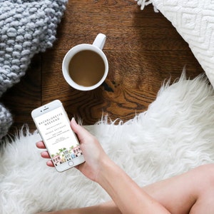 K&ouml;nnte beinhalten: Ein Smartphone, auf dem eine digitale Einladung zu einem Junggesellinnenabschied angezeigt wird. Die Einladung zeigt eine bunte Illustration von H&auml;usern mit Palmen und den Text "Bachelorette Weekend".