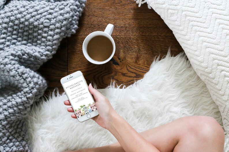 K&ouml;nnte beinhalten: Ein Smartphone, auf dem eine digitale Einladung zu einem Junggesellinnenabschied angezeigt wird. Die Einladung zeigt eine bunte Illustration von H&auml;usern mit Palmen und den Text "Bachelorette Weekend".