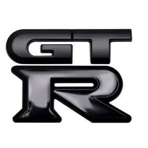Peut inclure: Emblème "GT-R" en plastique noir avec une finition brillante.