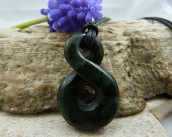 Infinity Anhänger Nephrit, Symbolhalskette "Acht" aus Nephritjade, Maori Symbol Anhänger, Geschenkidee Halskette grüne Jade