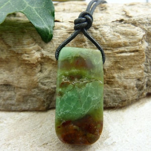 Halskette Chrysophras rechteckig, grüner Chrysophrasanhänger, handgemachtes Geschenk für Männer, Edelsteinhalskette Chrysophras Lederband