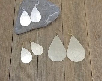 Brushed silver or gold teardrop earrings, brushed silver or gold light-weight earrings in 2 sizes, classic earrings, everyday earrings