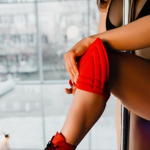 Ginocchiere da ballo triangolari rosse per pole dance e tacchi, ginocchiere per lavoro a terra con cinturino regolabile e impugnatura in silicone, protezione imbottita