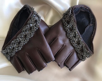 Vingerloze handschoenen donkerbruine wanten strass zwart kristal kunstleer kristalsteen rijdende auto damesmode handschoenen mouwarmband