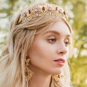 Lila bruiloft kroon bruids gouden filigraan tiara Swarovski kristal hoofddeksel paars grote oorbellen hoofdband Byzantijnse sieraden goud metaal evenement afbeelding 1