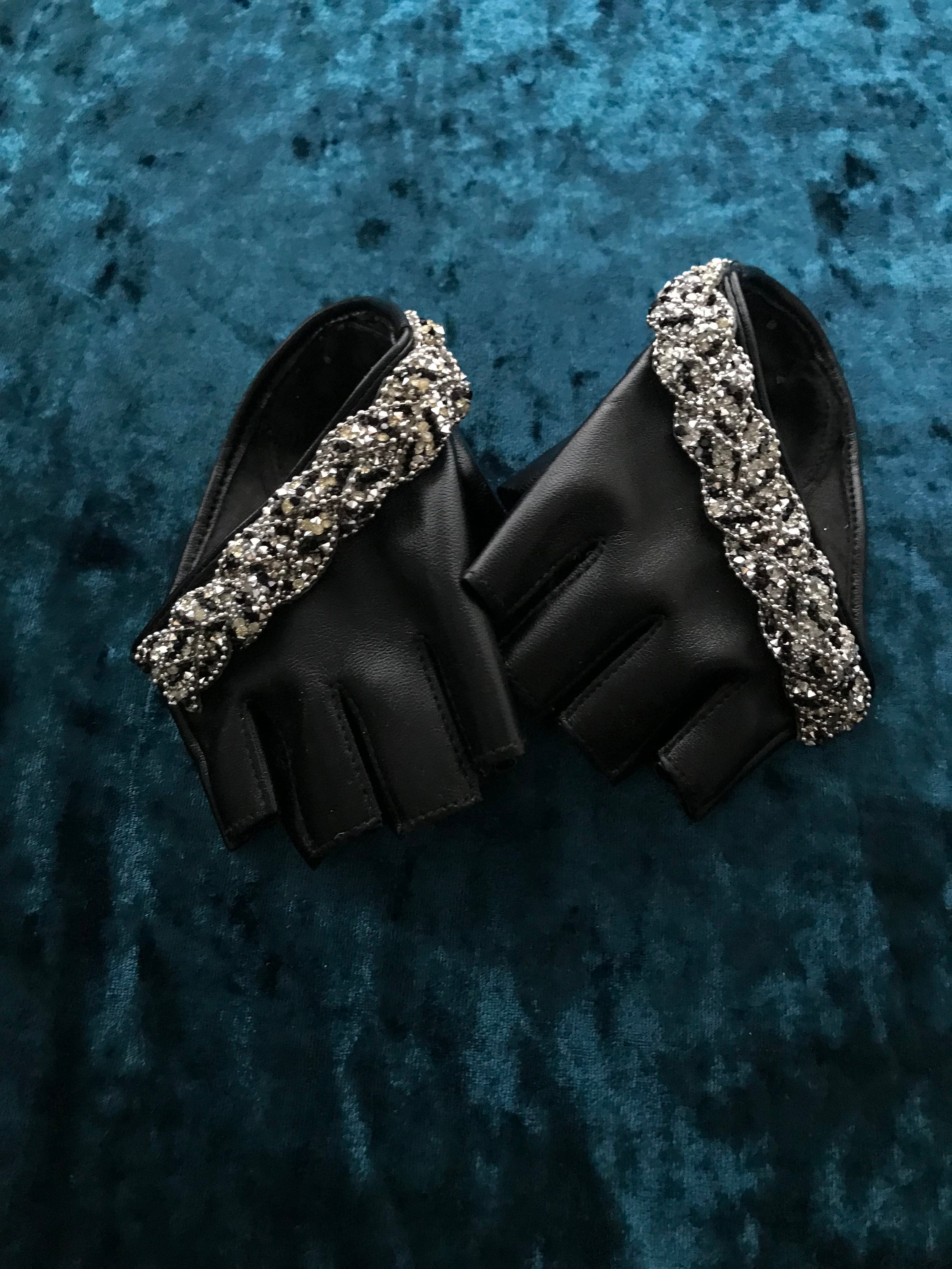 【指先まで高級感たっぷり♡2色】シャネル グローブ CHANEL(シャネル) 手袋(レディース) - 海外通販のBUYMA