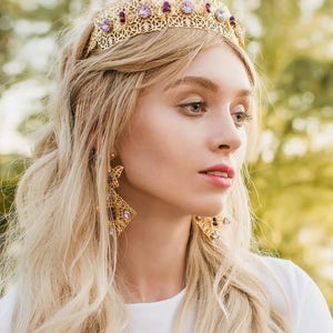 Lila bruiloft kroon bruids gouden filigraan tiara Swarovski kristal hoofddeksel paars grote oorbellen hoofdband Byzantijnse sieraden goud metaal evenement afbeelding 2