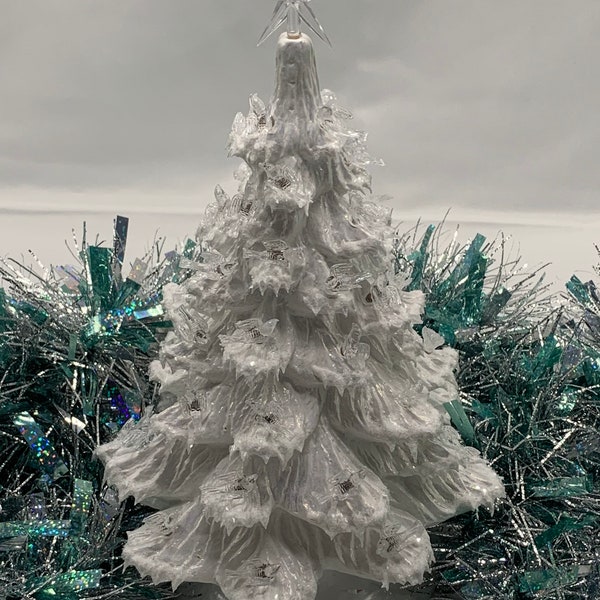 Sapin de Noël en céramique, petits oiseaux blancs transparents, reflets dorés et neige glacée