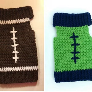 Pu&ograve; includere: Due gilet all'uncinetto a tema calcistico. Uno &egrave; marrone con cuciture bianche e l'altro &egrave; verde con cuciture blu scuro.