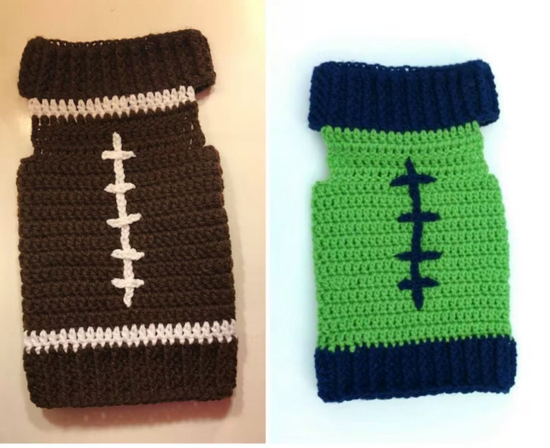 Pu&ograve; includere: Due gilet all'uncinetto a tema calcistico. Uno &egrave; marrone con cuciture bianche e l'altro &egrave; verde con cuciture blu scuro.