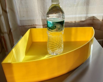 Plato de agua de esquina desproporcionadamente grande de Stroodies