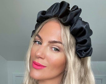Schwarze Seide Satin Scrunchie Krone Rouched Haarband Stirnband Scrunch Rüschen UK Bride To Be Statement Piece