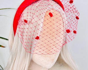 Fascia per capelli imbottita con veletta a gabbia per uccelli a pois rossi, elegante e raffinata, ideale per matrimoni, corse di cavalli, feste ad Ascot e cappelli di lusso.
