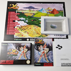 Può includere: Un set completo del gioco Super Nintendo Ys: Mask of the Sun. Il set include la cartuccia di gioco, il manuale di istruzioni e una mappa del mondo di gioco. Il gioco è nella sua confezione originale, che presenta uno sfondo nero con un'immagine colorata dei personaggi del gioco.
