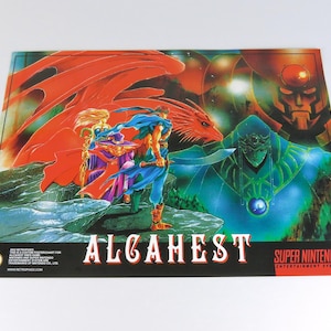 Può includere: Un poster per il gioco Super Nintendo, Alcahest, raffigurante una scena fantasy con un drago, guerrieri e una grande figura robotica. Il titolo è in rosso, con il logo Super Nintendo in basso a destra.