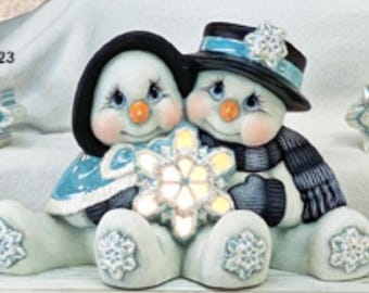 Pareja de muñecos de nieve mágicos de arcilla bizcochada de cerámica, listos para pintar.