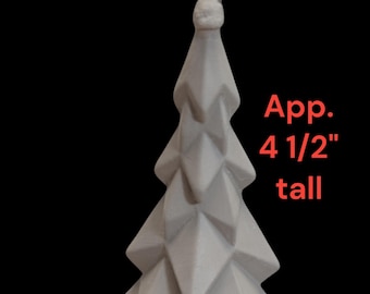 Könnte beinhalten: Hellgrauer, geometrischer Weihnachtsbaumschmuck, ca. 11,4 cm hoch, mit einer silbernen Metallschlaufe zum Aufhängen. Der Baum hat ein facettiertes Design und ist vor einem schwarzen Hintergrund platziert.