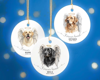 Puede incluir: Tres adornos redondos de cerámica con retratos de perros, alas de ángel y halos. Uno presenta un labrador rubio, otro un golden retriever y el tercero un labrador negro. Cada uno tiene el texto "Forever loved" y un nombre y fechas.