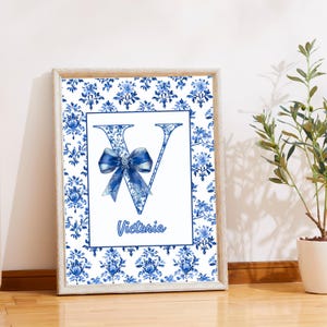 Arte de pared con impresión de nombre e inicial de chinoiserie personalizado, decoración de habitación con monograma de letra de toile azul digital personalizado, regalo para niñas y adolescentes en el dormitorio