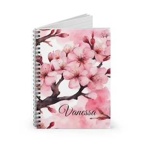 名前入りパーソナライズノートブックジャーナル 桜 桜 スパイラル罫線紙 かわいい カスタム名 カスタマイズされた誕生日 春のギフト