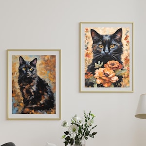 Op de afbeelding: Twee ingelijste schilderijen van zwarte katten. Het eerste schilderij toont een zwarte kat met oranje en bruine markeringen die in een veld met oranje en bruine bloemen zit. Het tweede schilderij toont een zwarte kat met oranje en bruine markeringen die in een veld met oranje en bruine bloemen zit.