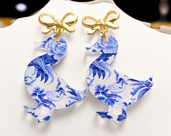 Pendientes de pato con estampado Toile francés azul y lazos dorados • Pendientes colgantes victorianos de estilo chinoiserie • Joyería acrílica hecha a mano