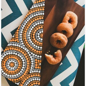 Yurruga 'Sunny' Stor handmålad serveringsbricka i trä med aboriginsk konst