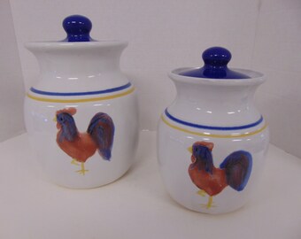 Set of 2 Country Originals Inc Vintage Rooster Ceramic Storage Canisters With Lids JC464-17
