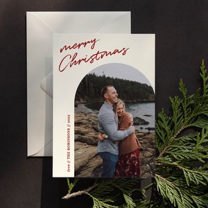 Modello di biglietto di Natale ad arco - Biglietto di auguri con foto personalizzato - Download istantaneo - Corjl - Arco - Crema e rosso mirtillo rosso